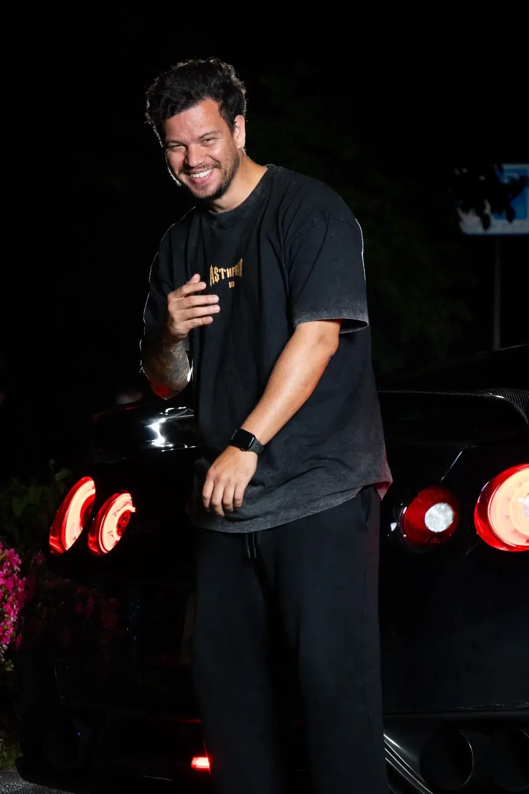 Invitado posando con el GT-R de noche — foto de ejemplo del adicional de fotógrafo